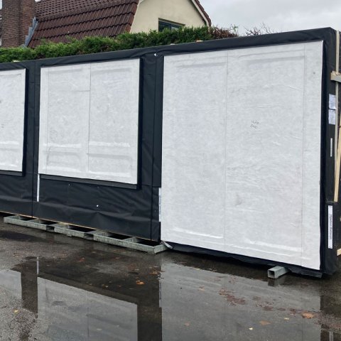 Gebouw ingepakt met Proviseal beschermvilt tijdens de bouwfase