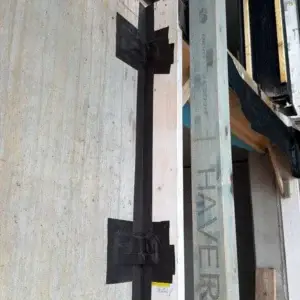 Proviseal 2261 Outside aangebracht op de aansluiting tussen betonwand en houten kozijn