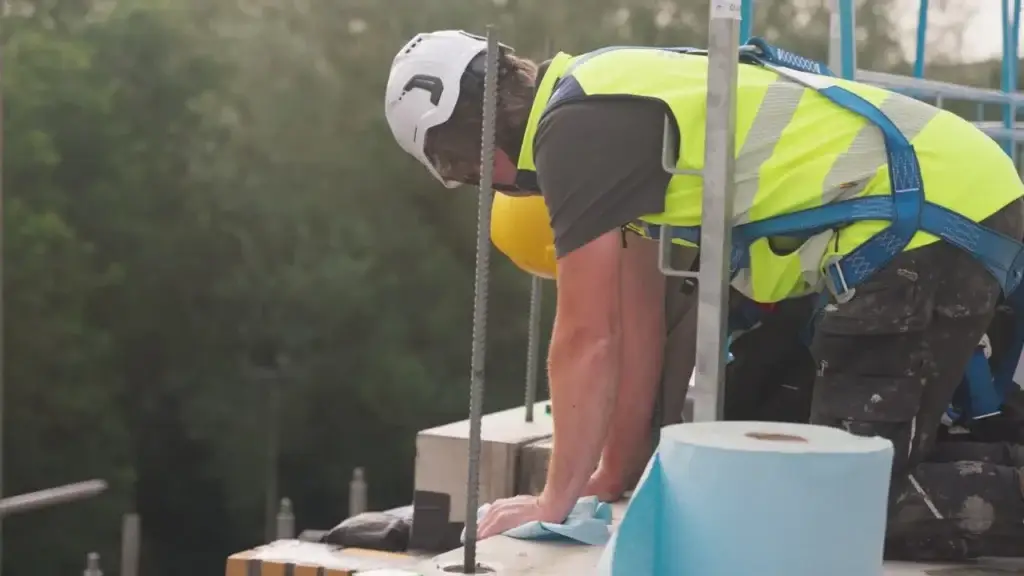 Applicateur brengt de afdichting aan op de bouwplaats