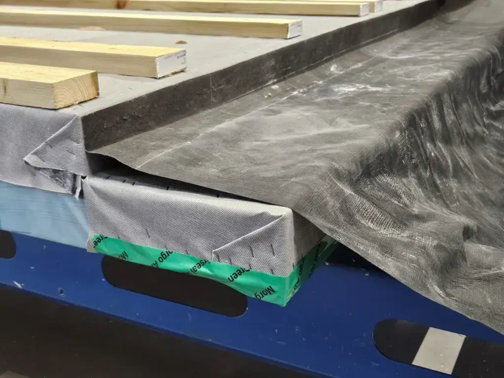 Prefab slabbe aangebracht op een element in de fabriek