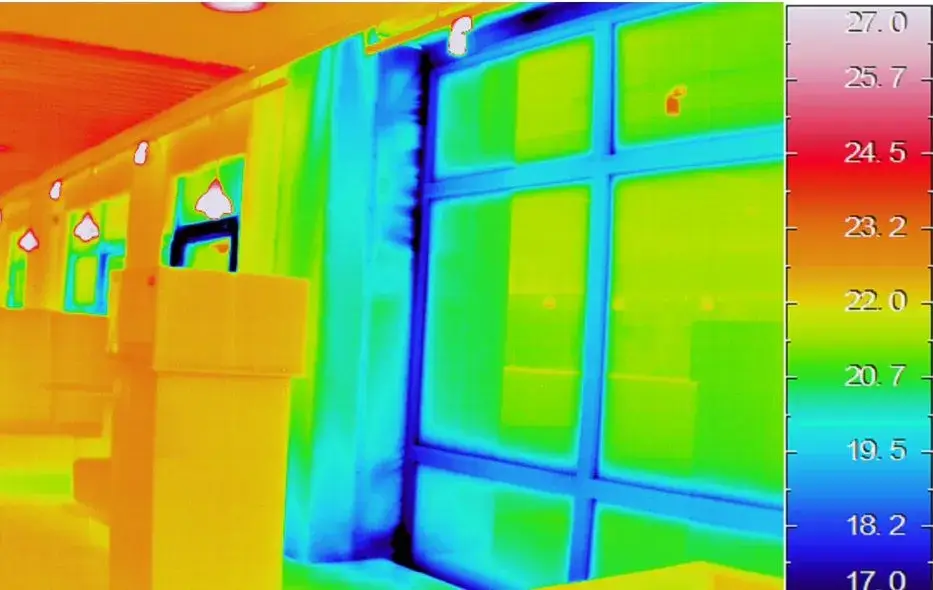 Thermografisch beeld van een kozijnaansluiting
