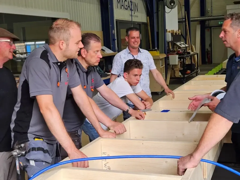 Proviseal traint verwerkers in de timmerfabriek